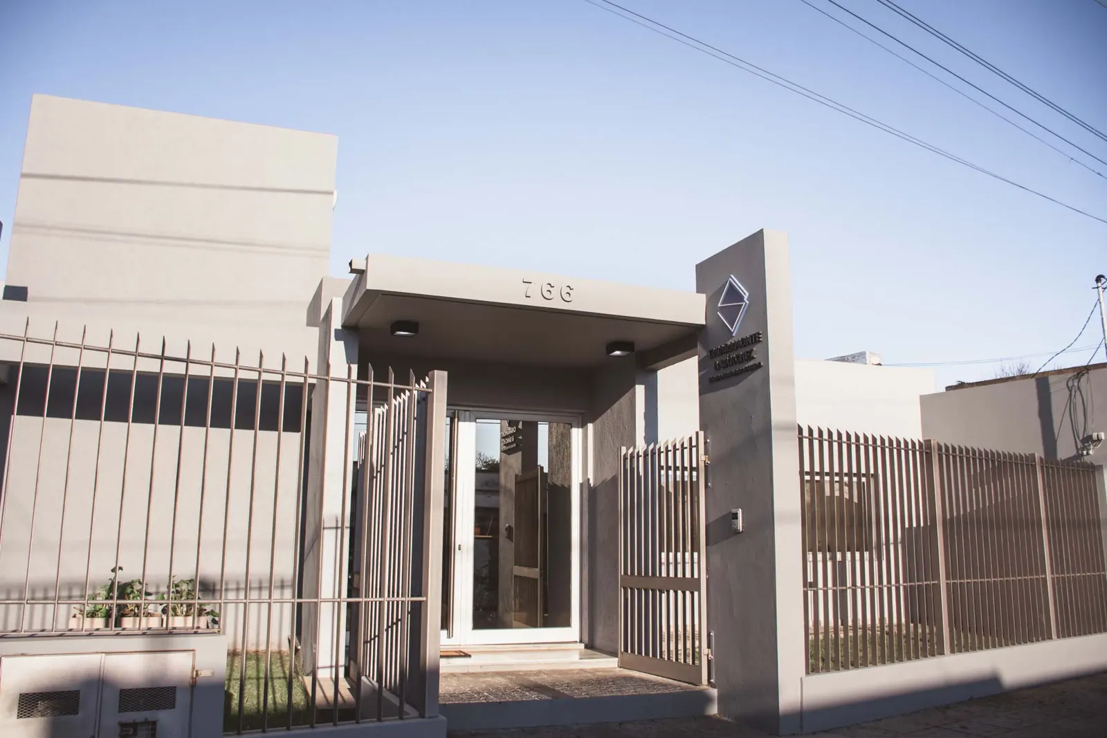 Fachada del estudio en Gral. Lamadrid 766, Luján