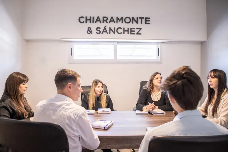 Reunión del equipo en la sala de conferencias