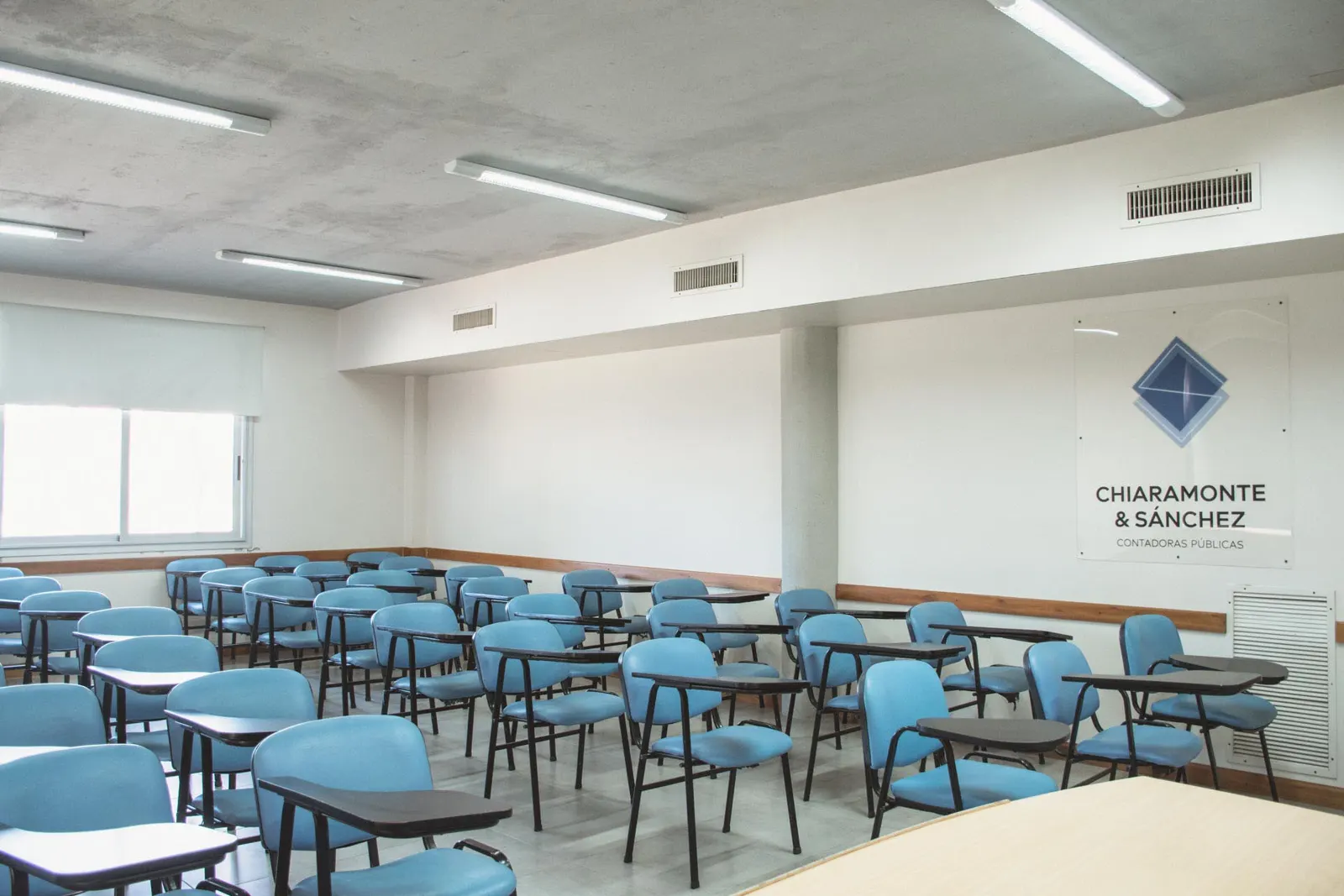 Auditorio del estudio preparado para una capacitación