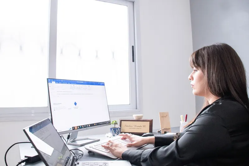 Integrante del equipo trabajando en su escritorio