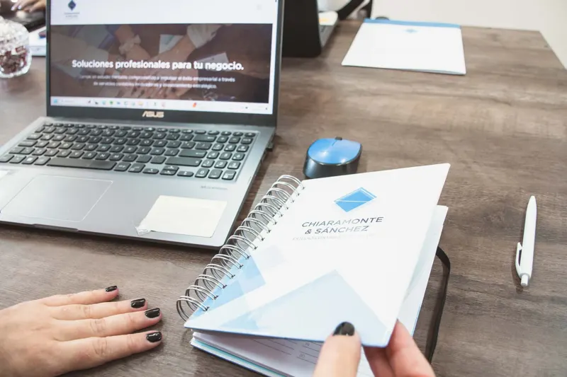Carpeta y notebook con documentación impositiva