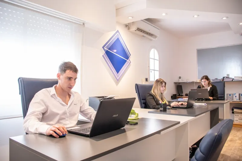 Oficina del estudio con el logo institucional