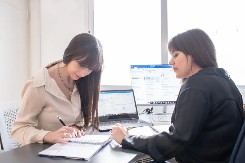 Socias trabajando juntas