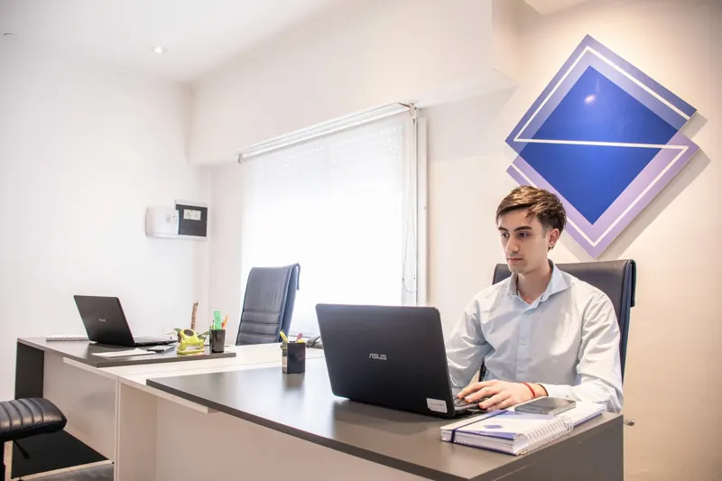Integrante del equipo en su puesto de trabajo