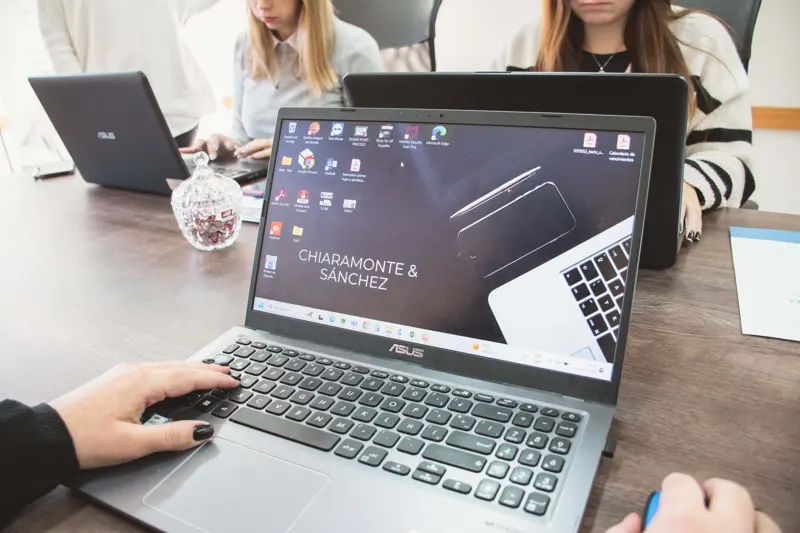 Notebook con la plataforma de gestión del estudio