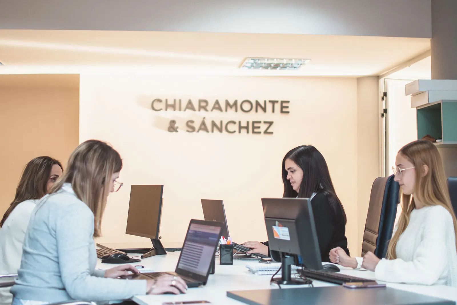 El equipo de Chiaramonte & Sánchez trabajando en el estudio